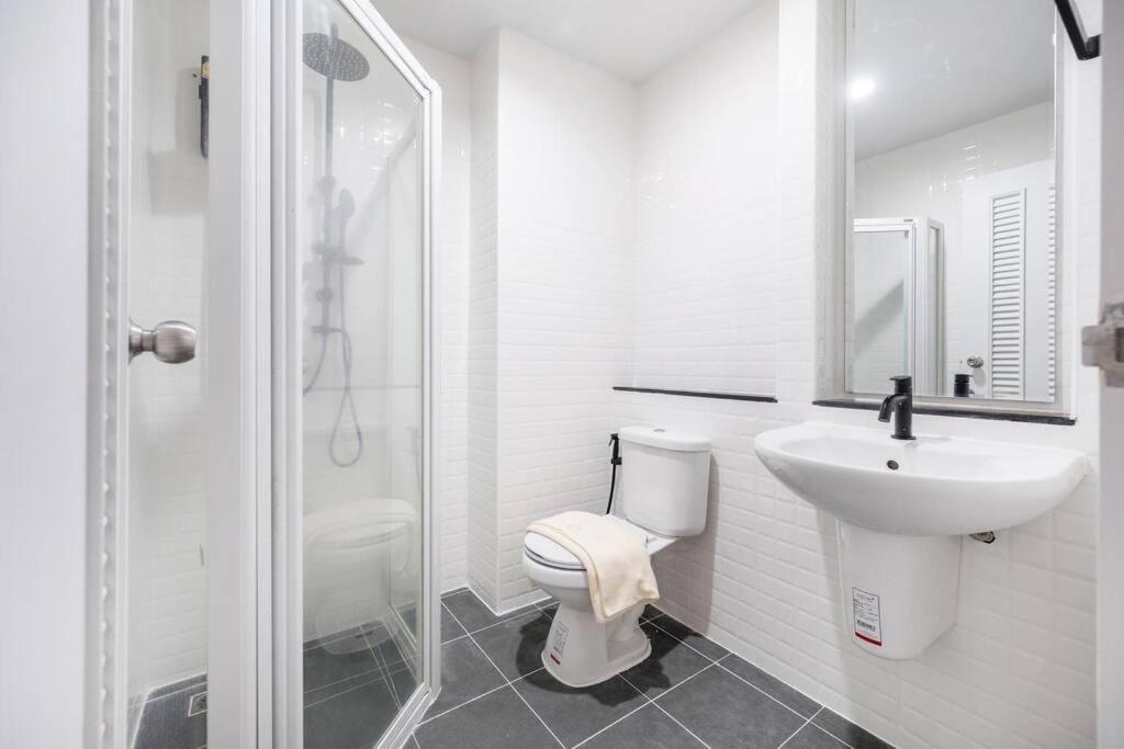 Sense Of London Bts Baring Apartman Bankhlongszamrong Kültér fotó
