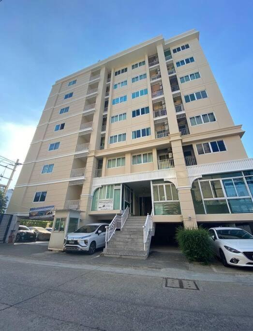 Sense Of London Bts Baring Apartman Bankhlongszamrong Kültér fotó