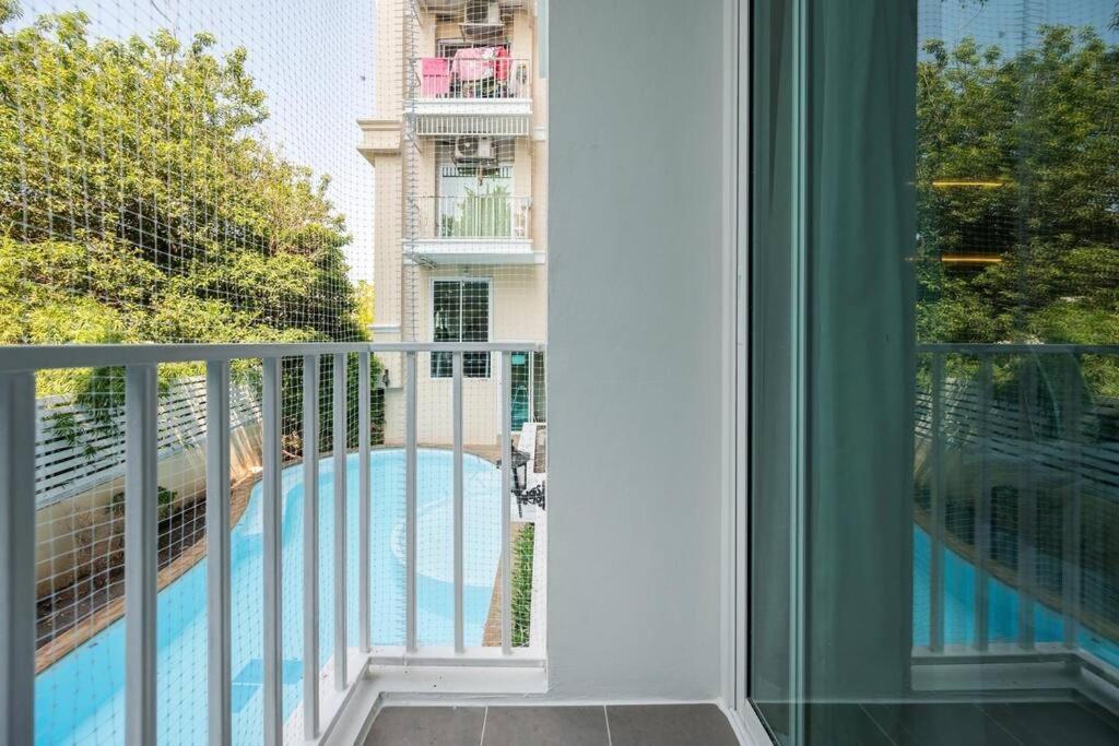 Sense Of London Bts Baring Apartman Bankhlongszamrong Kültér fotó