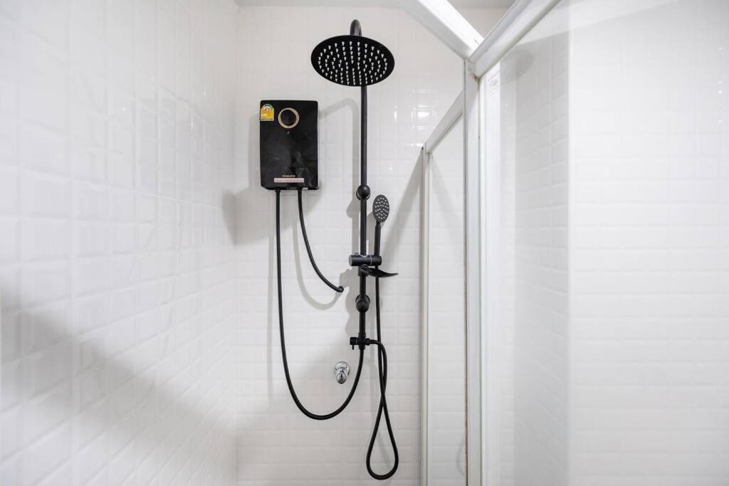 Sense Of London Bts Baring Apartman Bankhlongszamrong Kültér fotó