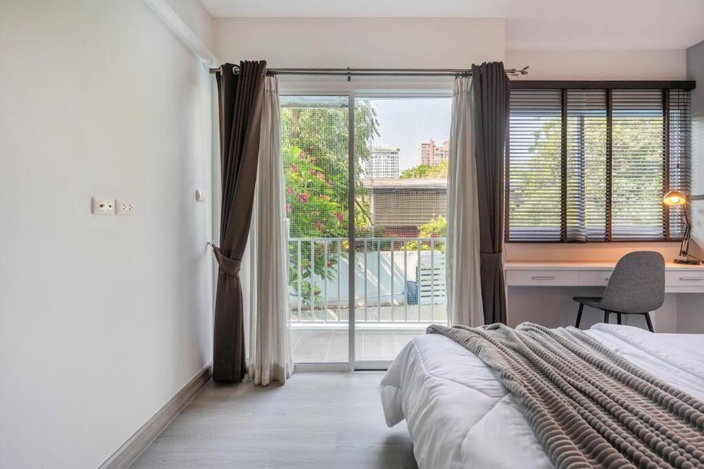 Sense Of London Bts Baring Apartman Bankhlongszamrong Kültér fotó