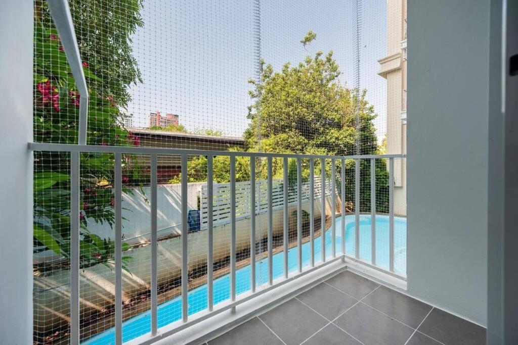 Sense Of London Bts Baring Apartman Bankhlongszamrong Kültér fotó
