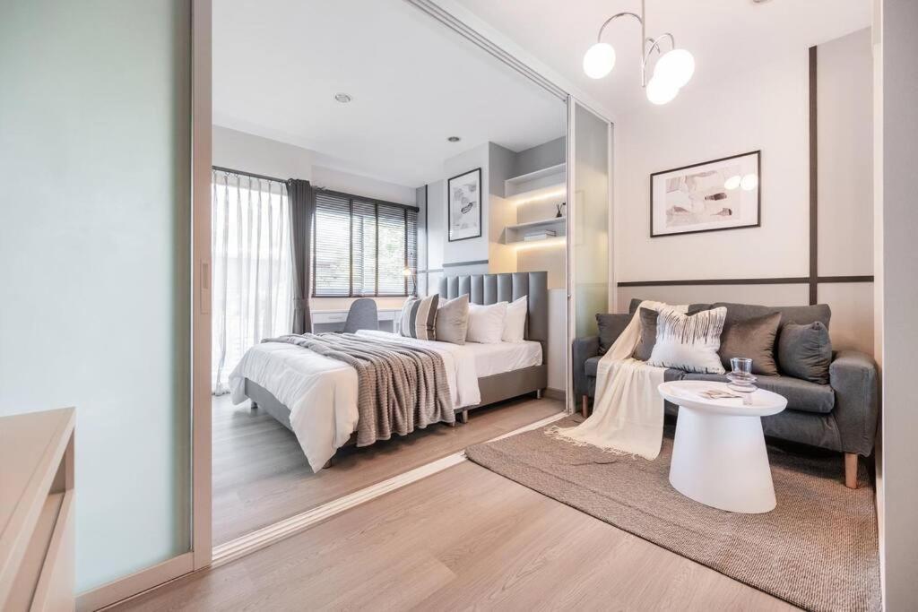 Sense Of London Bts Baring Apartman Bankhlongszamrong Kültér fotó
