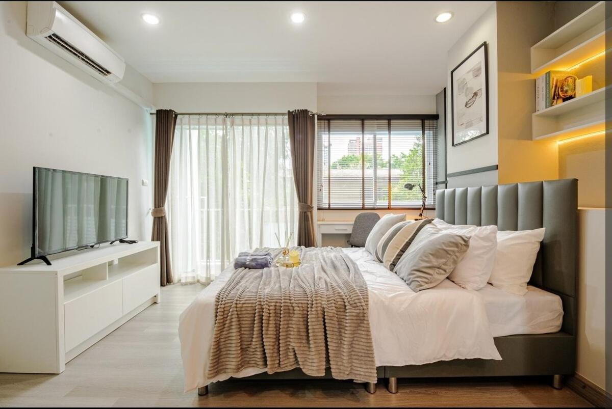 Sense Of London Bts Baring Apartman Bankhlongszamrong Kültér fotó